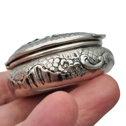 Polvera modernista en plata repujada con espejo interior Art Nouveau ca.