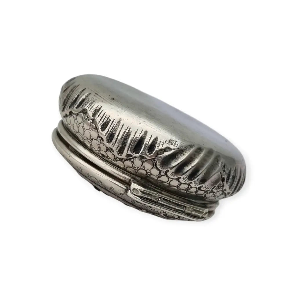 Polvera modernista en plata repujada con espejo interior Art Nouveau ca.