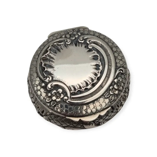 Polvera modernista en plata repujada con espejo interior Art Nouveau ca.