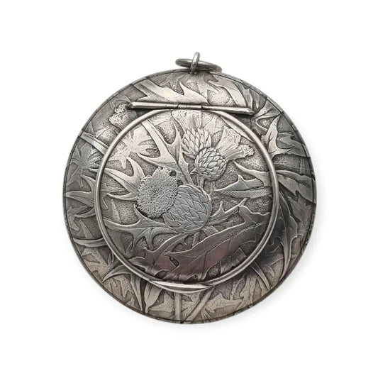Polvera redonda de plata Art Nouveau con grabado cardos para coleccionista