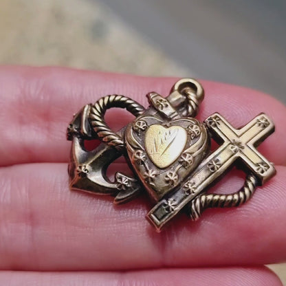 Broche Victoriano Sweetheart: corazón, cruz y ancla dorado, regalos de mujeres.
