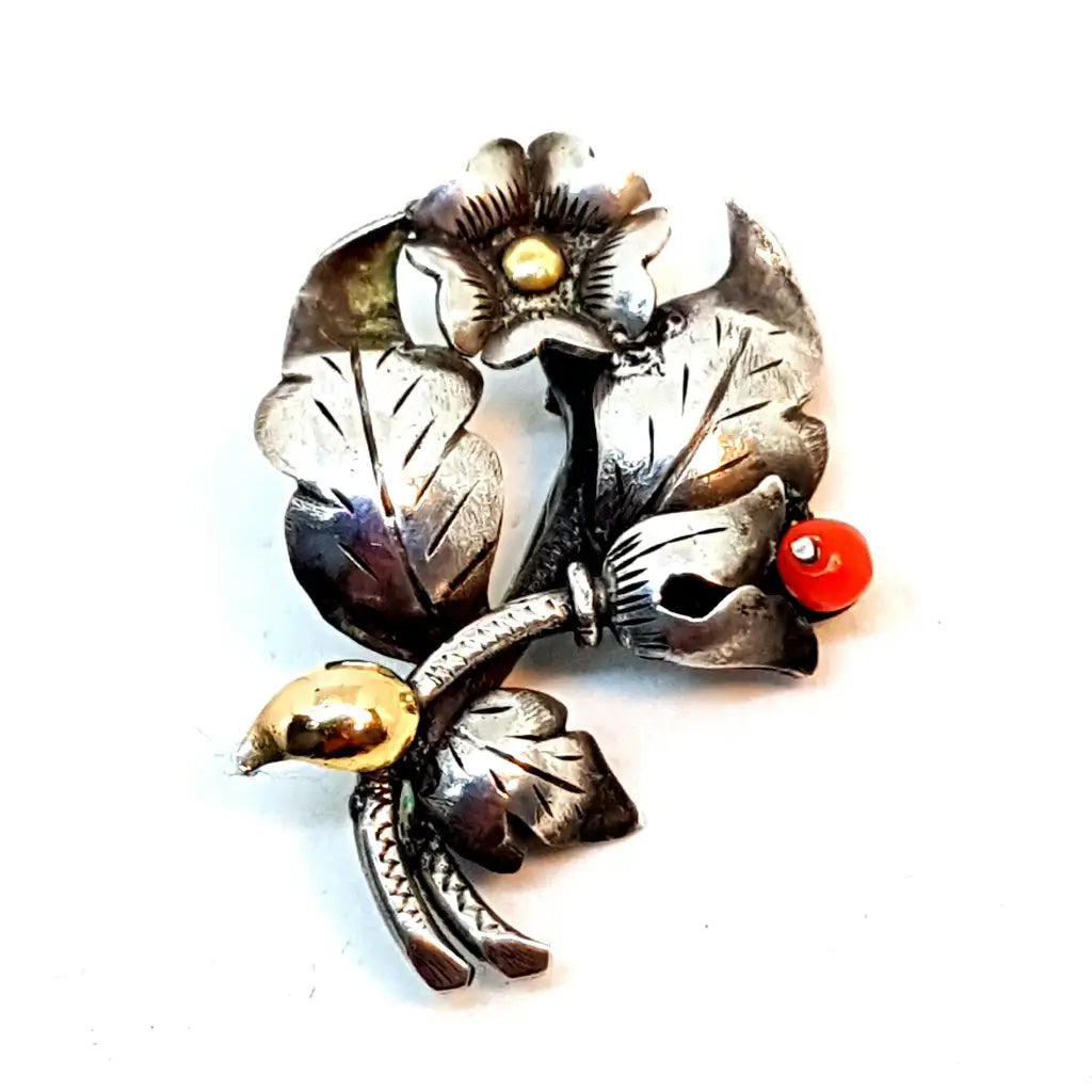 Broche de coral Bonito broche plata y oro. Ramo flores. Circa 1940.