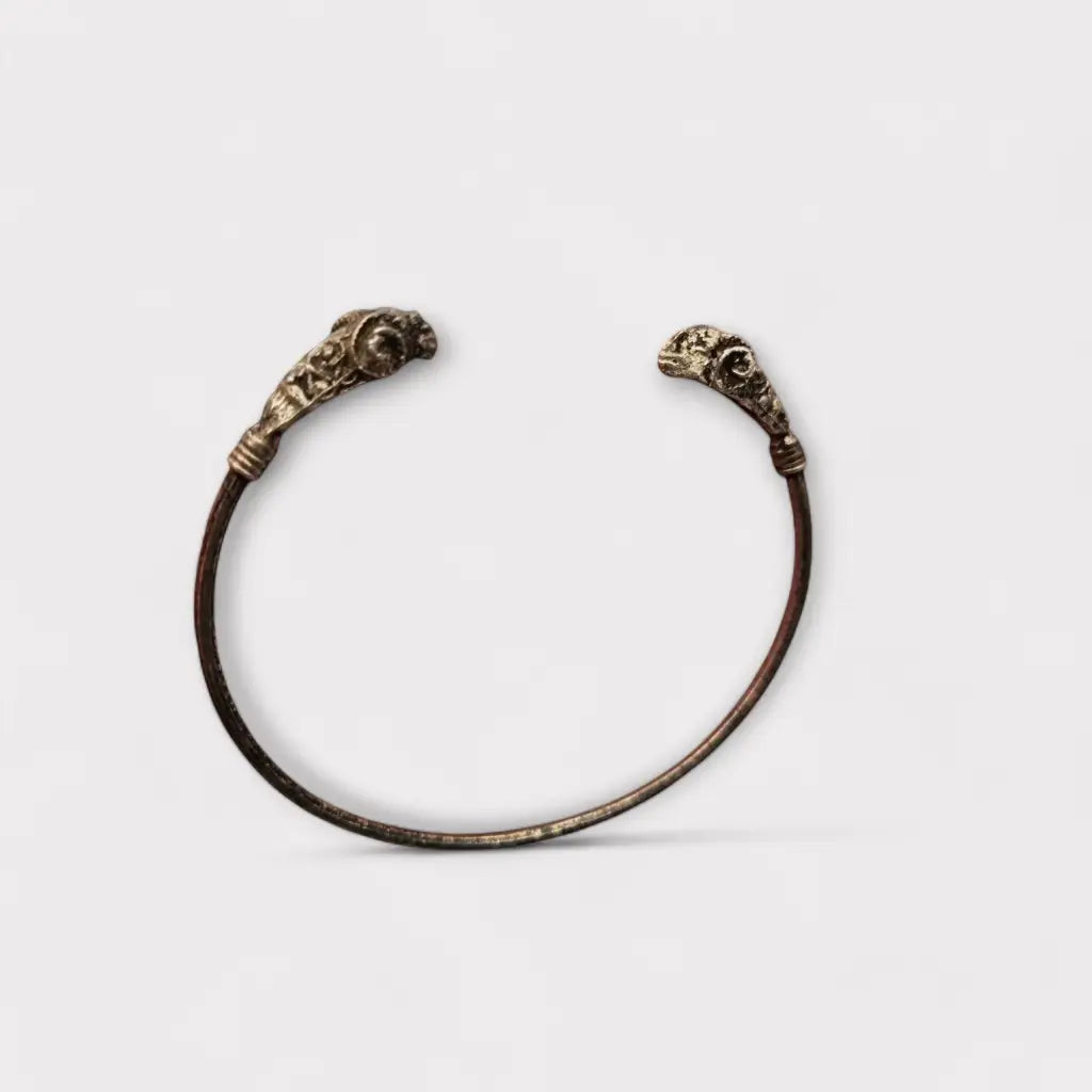 Pulsera de plata 900 con cabezas carnero en los extremos símbolo fuerza