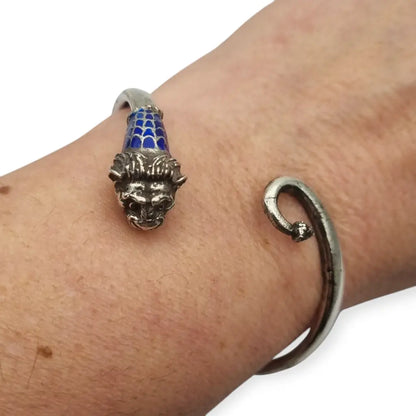 Pulsera vintage de plata con león esmaltado en azul joyería felina.