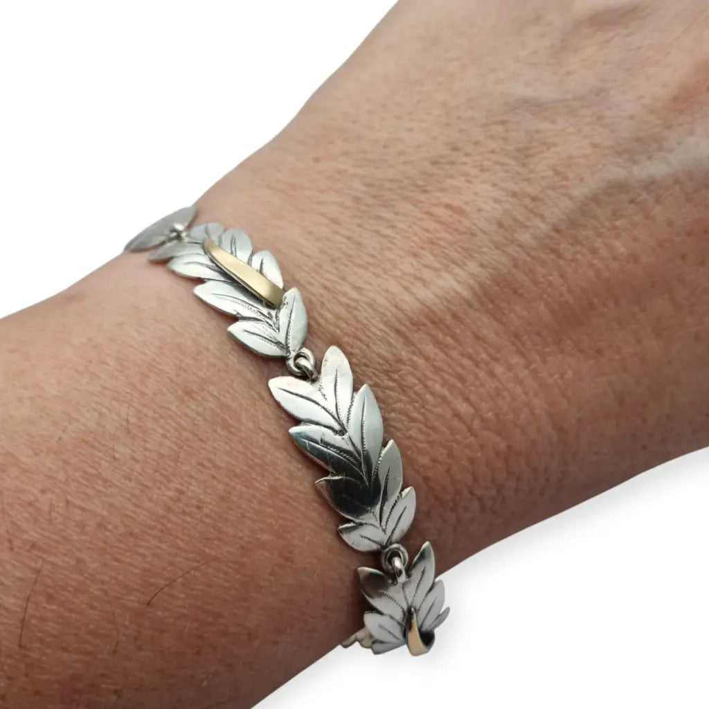 Pulsera vintage de plata y oro Art Decó tardío • Diseño hojas grabadas