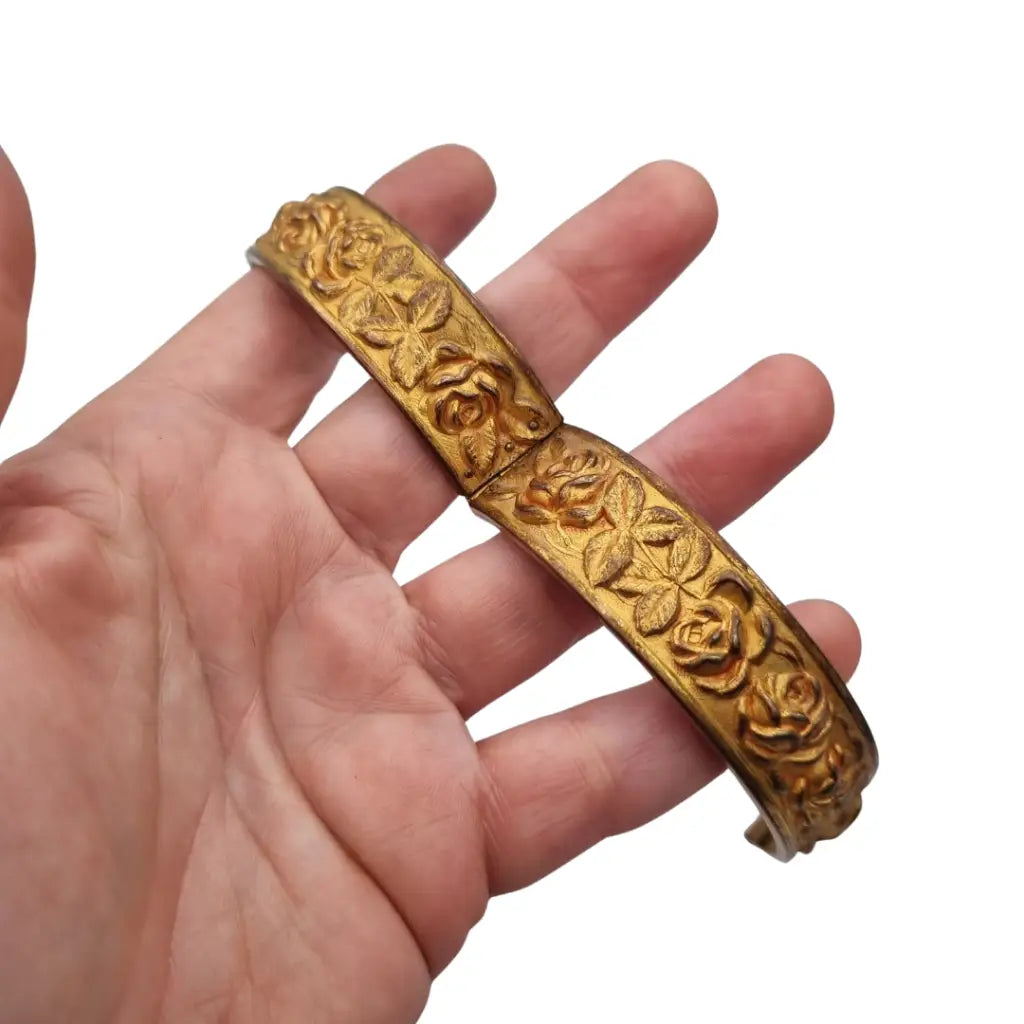 Pulsera vintage tono dorado con rosas en relieve estilo romántico circa