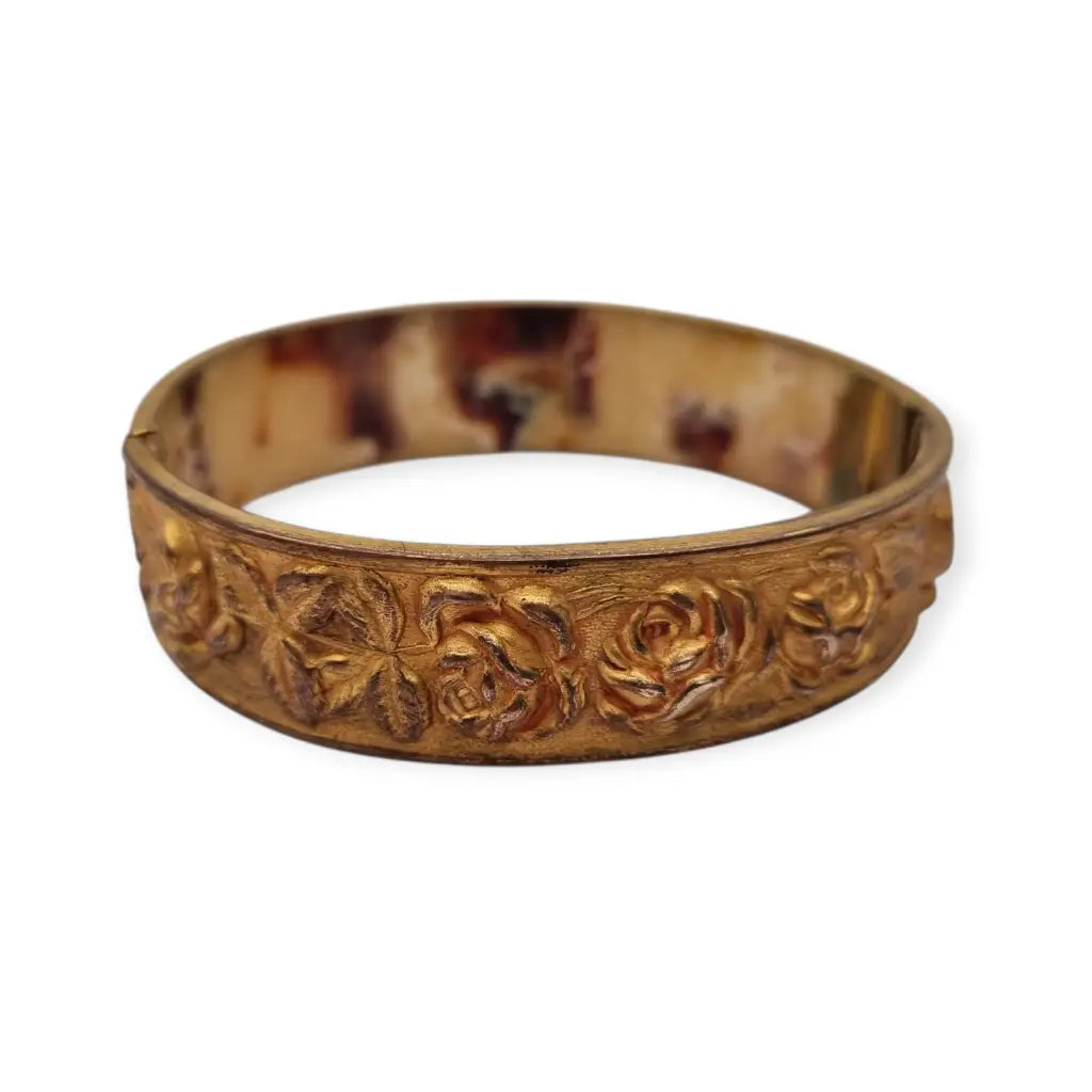 Pulsera vintage tono dorado con rosas en relieve estilo romántico circa