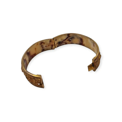 Pulsera vintage tono dorado con rosas en relieve estilo romántico circa