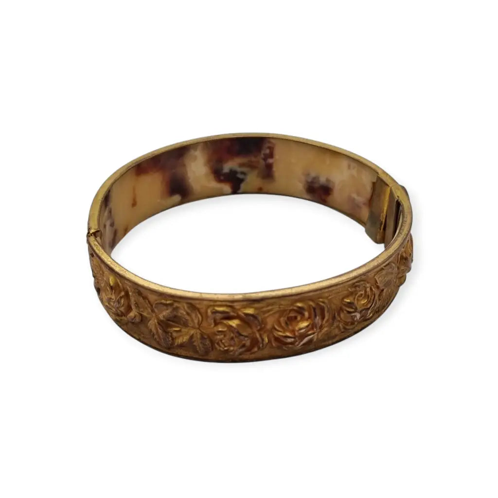 Pulsera vintage tono dorado con rosas en relieve estilo romántico circa