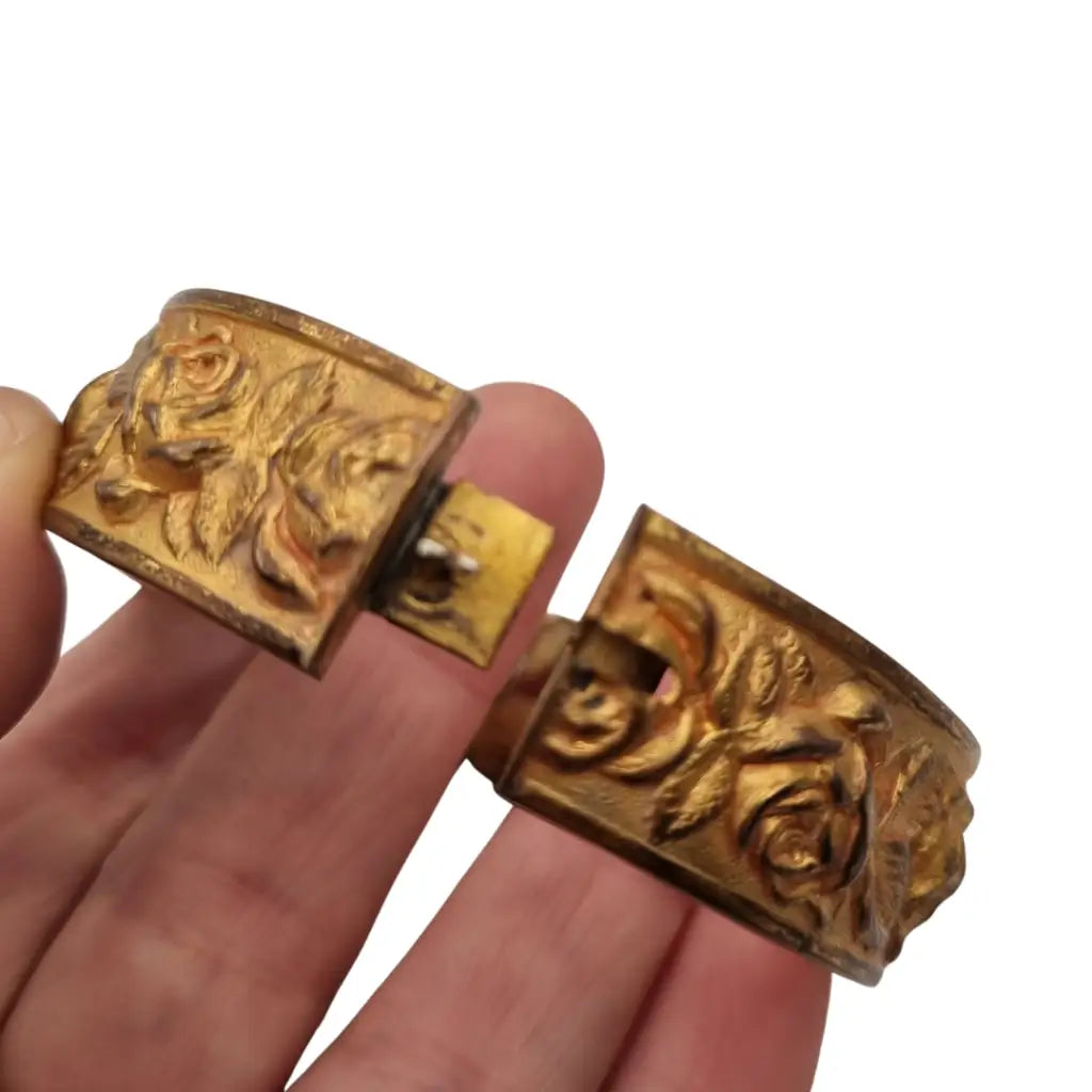 Pulsera vintage tono dorado con rosas en relieve estilo romántico circa