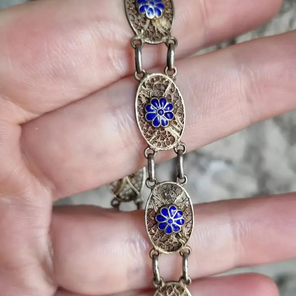 Pulsera de filigrana plata floral. Esmalte Azul. Circa 1950. Joyas