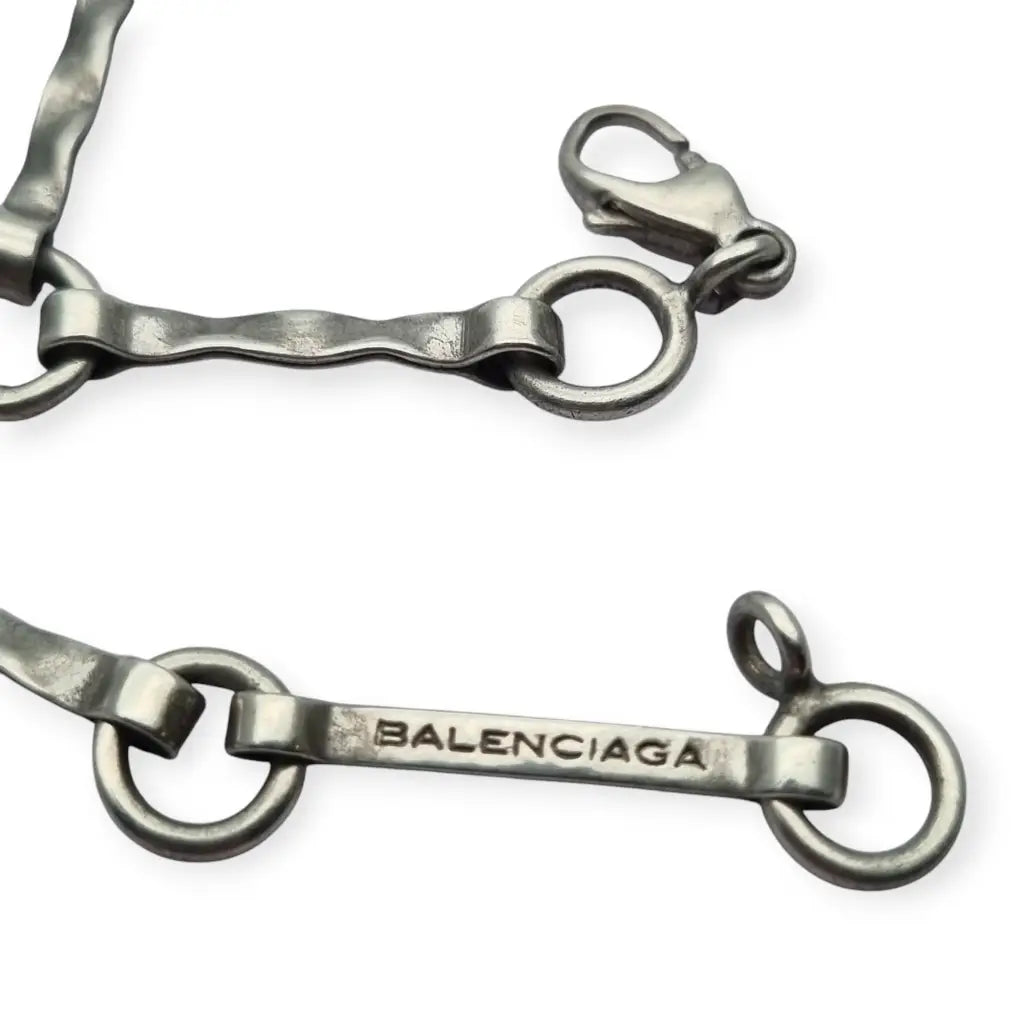 Pulsera Balenciaga Vintage en plata diseño industrial con eslabones grabados.