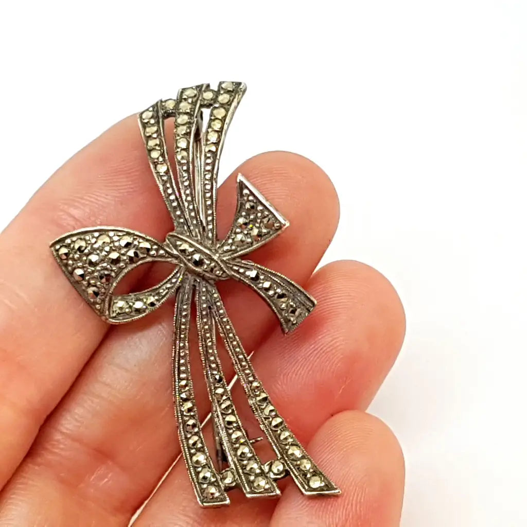 Lazo de plata Broche con marquesitas. Estilo modernista. SXX. Joyería