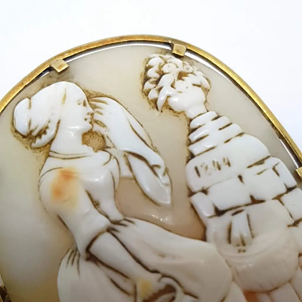 Raro broche de camafeo victoriano tallado en oro 18k escena inusual con mujer