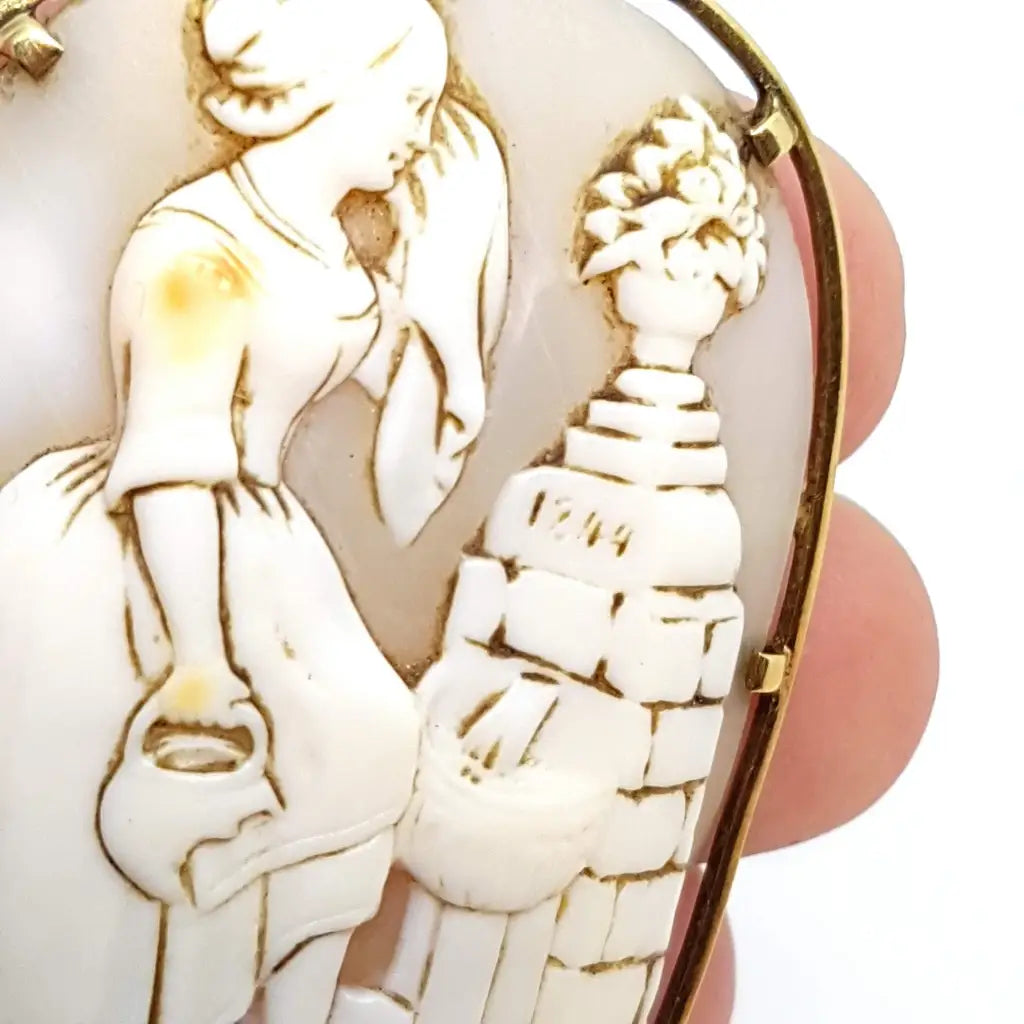 Raro broche de camafeo victoriano tallado en oro 18k escena inusual con mujer