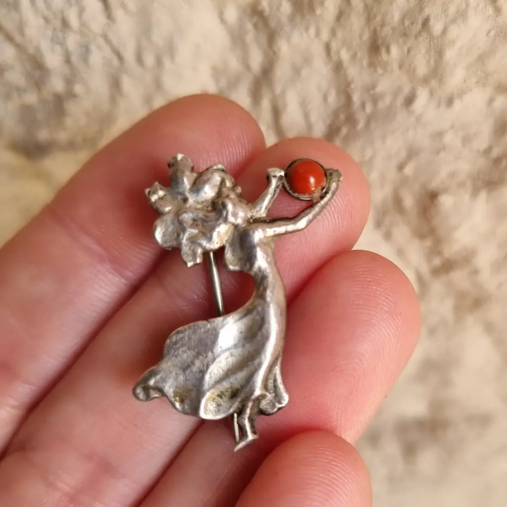 Alfiler Ninfa de coral estilo art nouveau broche modernista plata Circa XX.