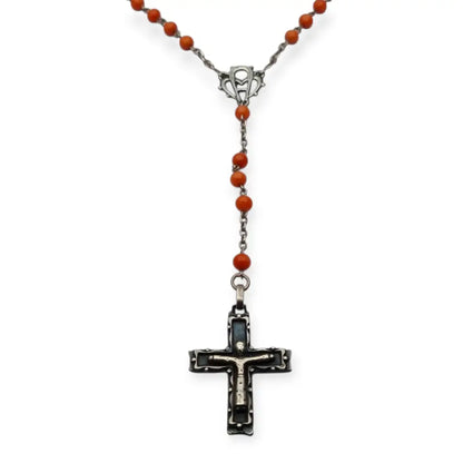 Rosario en plata con cuentas de coral rojo cruz estilizada artesanal estilo