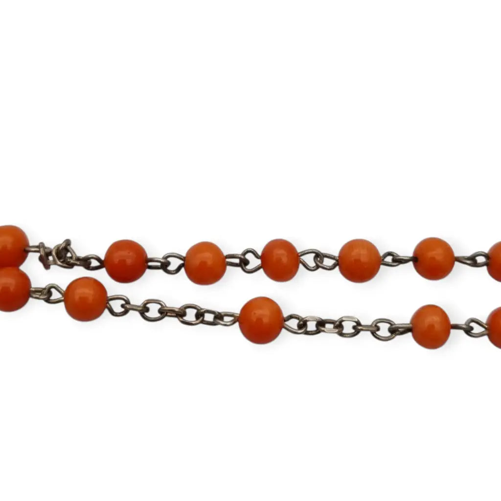 Rosario en plata con cuentas de coral rojo cruz estilizada artesanal estilo