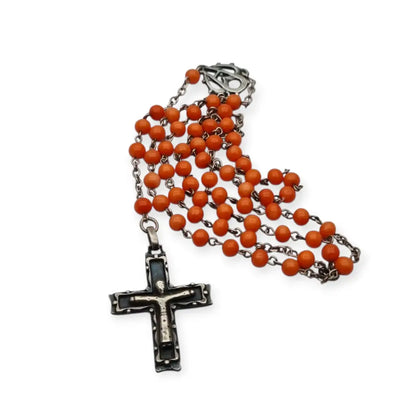 Rosario en plata con cuentas de coral rojo cruz estilizada artesanal estilo
