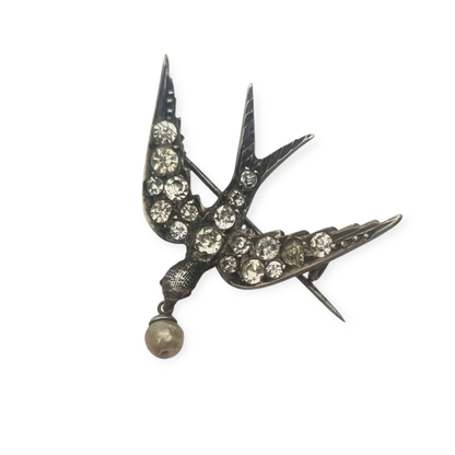 Broche Antiguo Sentimental Victoriano Golondrina de Plata con Pasta Vítrea y Perla, circa 1900