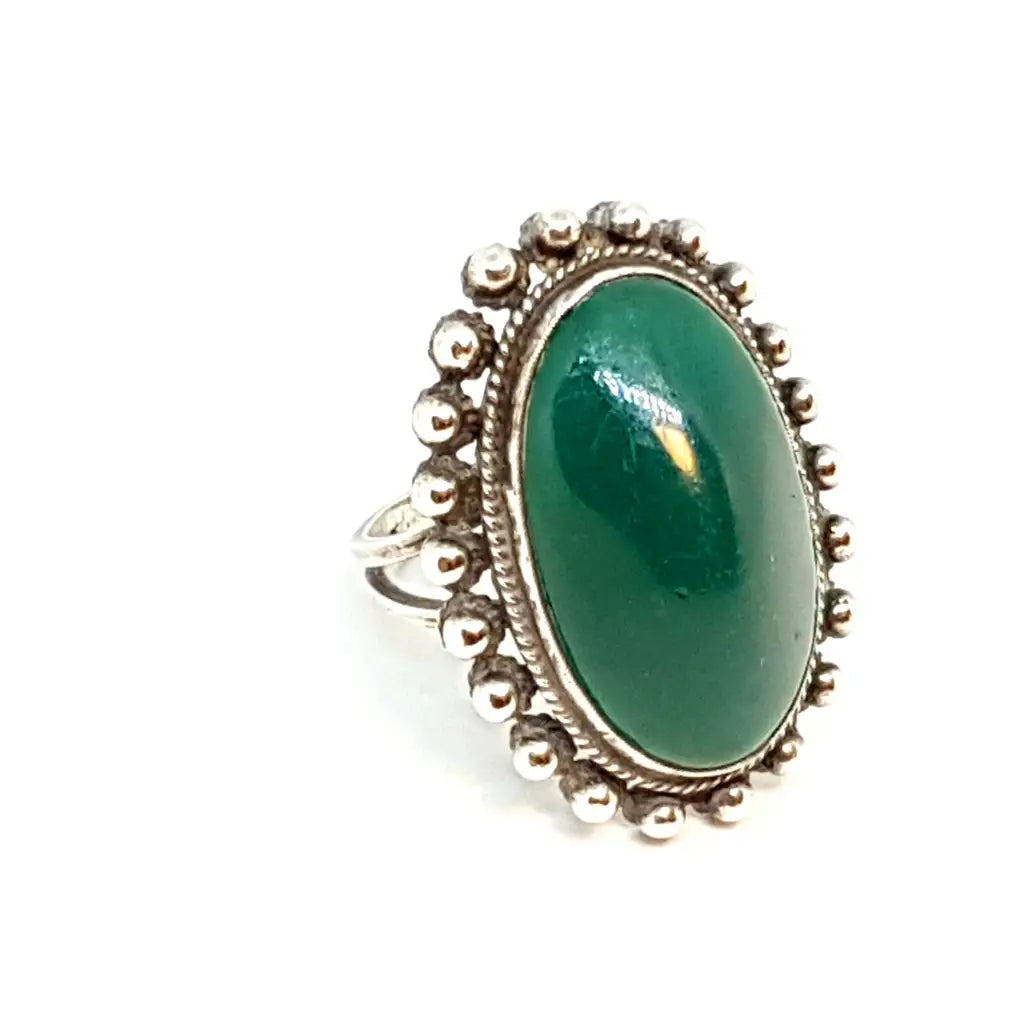 Anillo de plata y crisoprasa verde. Circa 1970. Talla 9 3/4. Bonitos regalos.