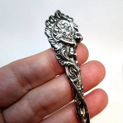 Tenedor victoriano realizado en plata y decorado con ángeles. Circa 1890.