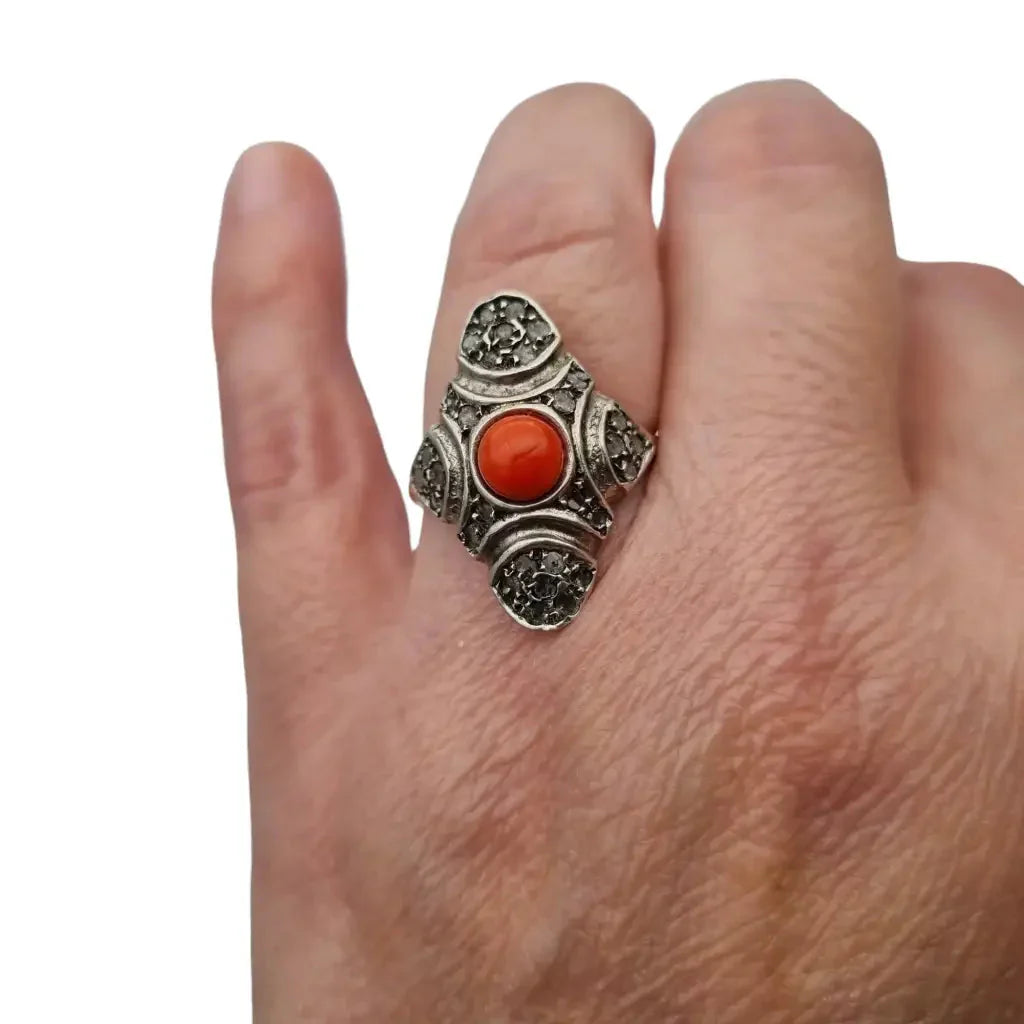 Anillo lanzadera de coral rojo y diamantes en oro 9k plata joyería art deco