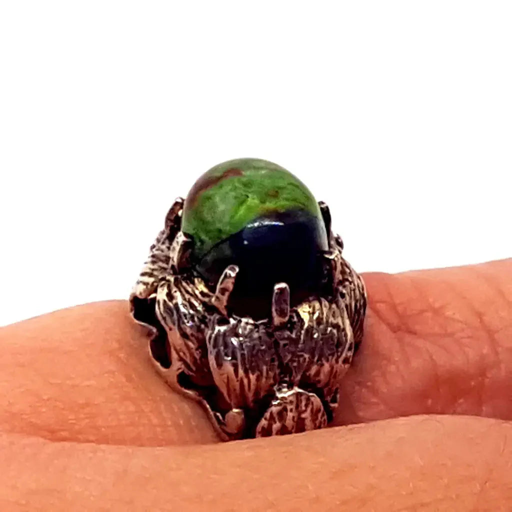 Anillo Vintage de plata 925 con piedra verde estilo art deco. Circa 1980.