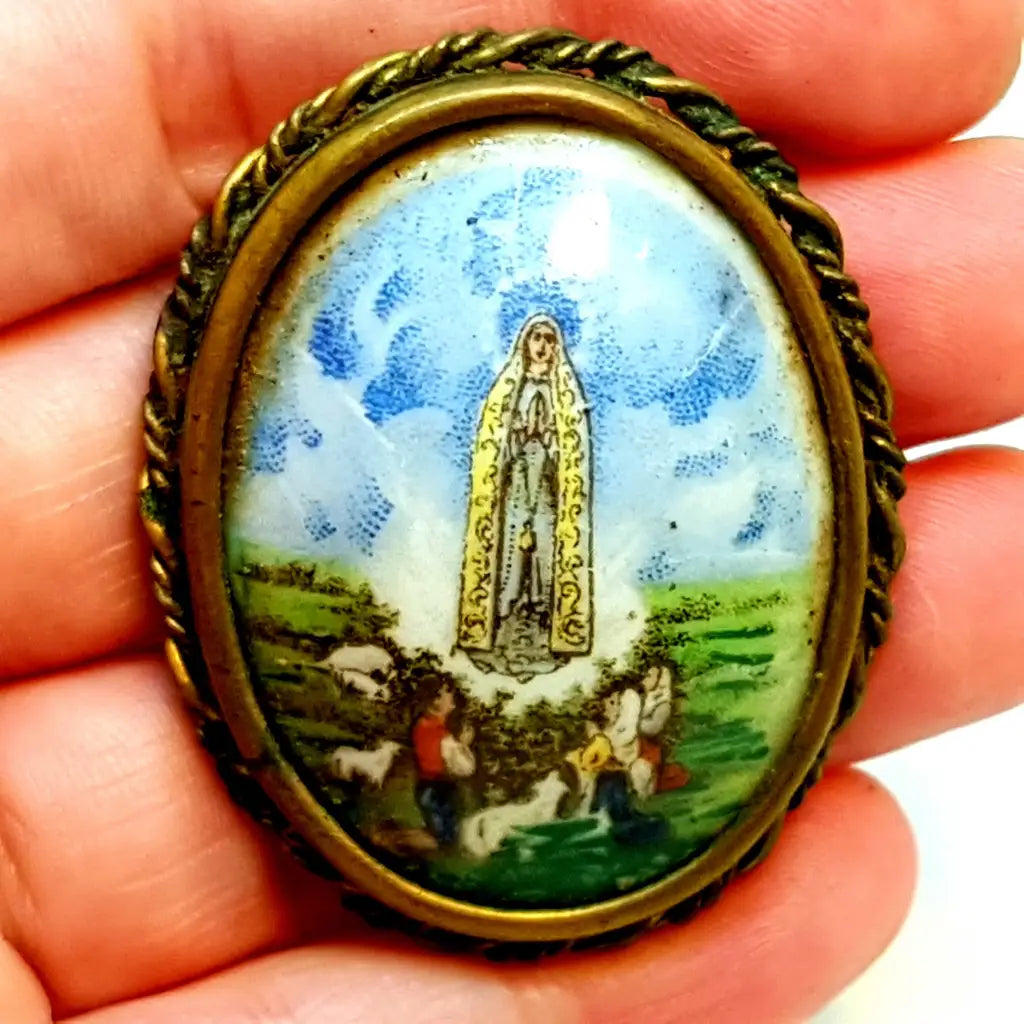 Broche Virgen de Fátima porcelana pintada Limoges colección Joyería