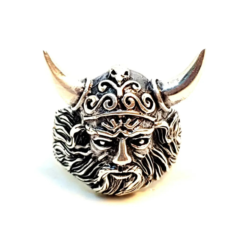 Anillo vikingo de plata. El anillo Thor. runas vikingas. Casco